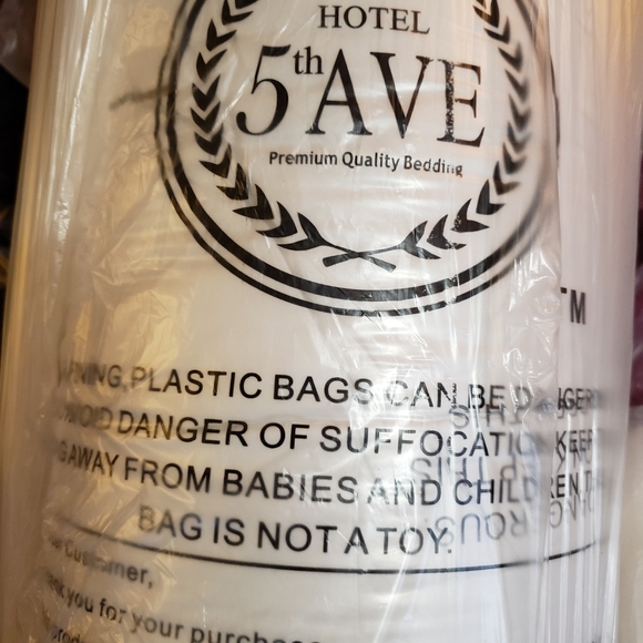 NEW KING SIZE 5TH AVENUE DOWN  COMFORTER $225 - Picture 3 of 6